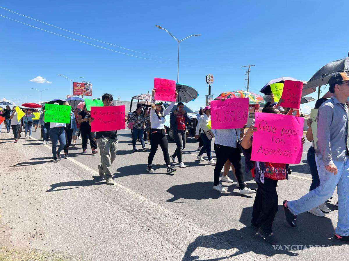 $!La movilización se convirtió en un acto de memoria y solidaridad, donde más de 100 personas expresaron su indignación por el fallecimiento del trabajador de limpieza.