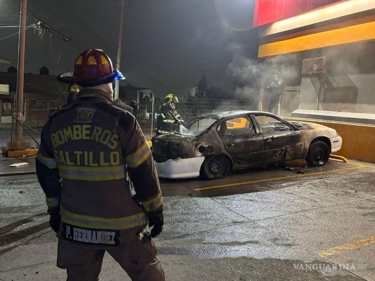 $!El Chevrolet Malibú quedó reducido a cenizas tras ser incendiado por un grupo de personas en la colonia Cerro del Pueblo.
