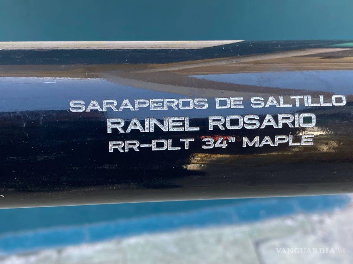 $!Subastan bates de jugadores de Saraperos de Saltillo para apoyar a mujer con cáncer