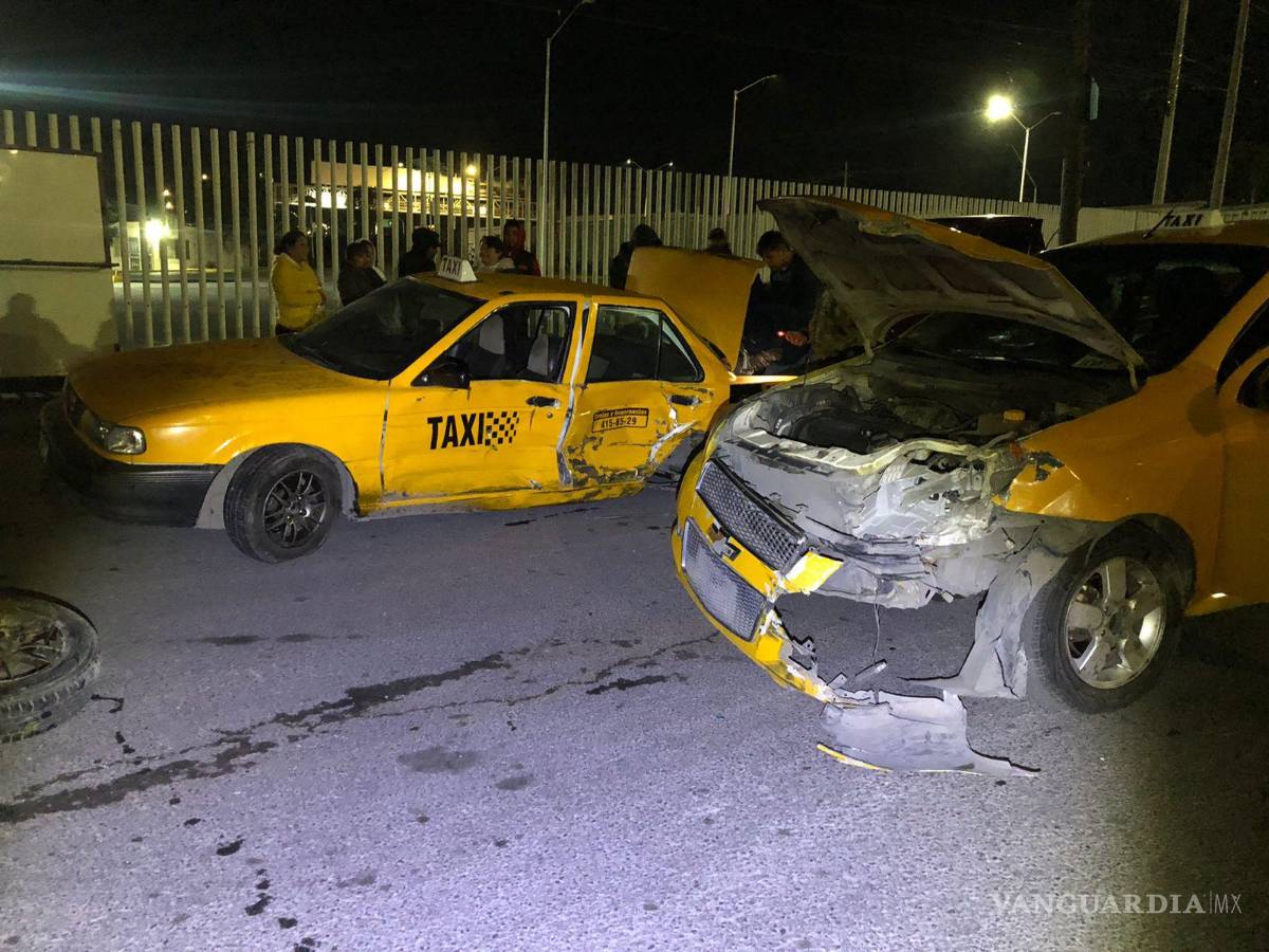 $!Elementos de tránsito municipal acudieron al lugar del accidente para tomar conocimiento de lo sucedido.