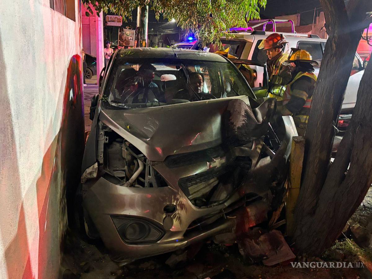 $!Bomberos utilizaron las quijadas de la vida para liberar a los pasajeros atrapados tras el choque.