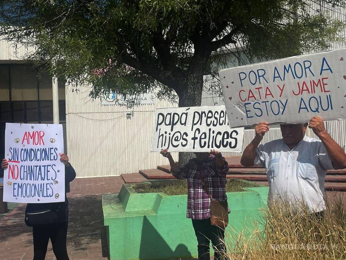 $!Los manifestantes señalaron que algunos padres llevan hasta cinco años sin ver a sus hijos.