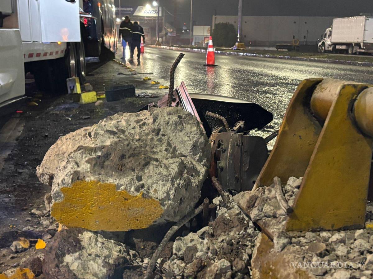 $!El muro de contención del puente vehicular resistió el impacto del camión de pasajeros; peritos de Asuntos Viales tomaron conocimiento del hecho para evaluar los daños a la infraestructura municipal y consignar el caso ante el Ministerio Público.
