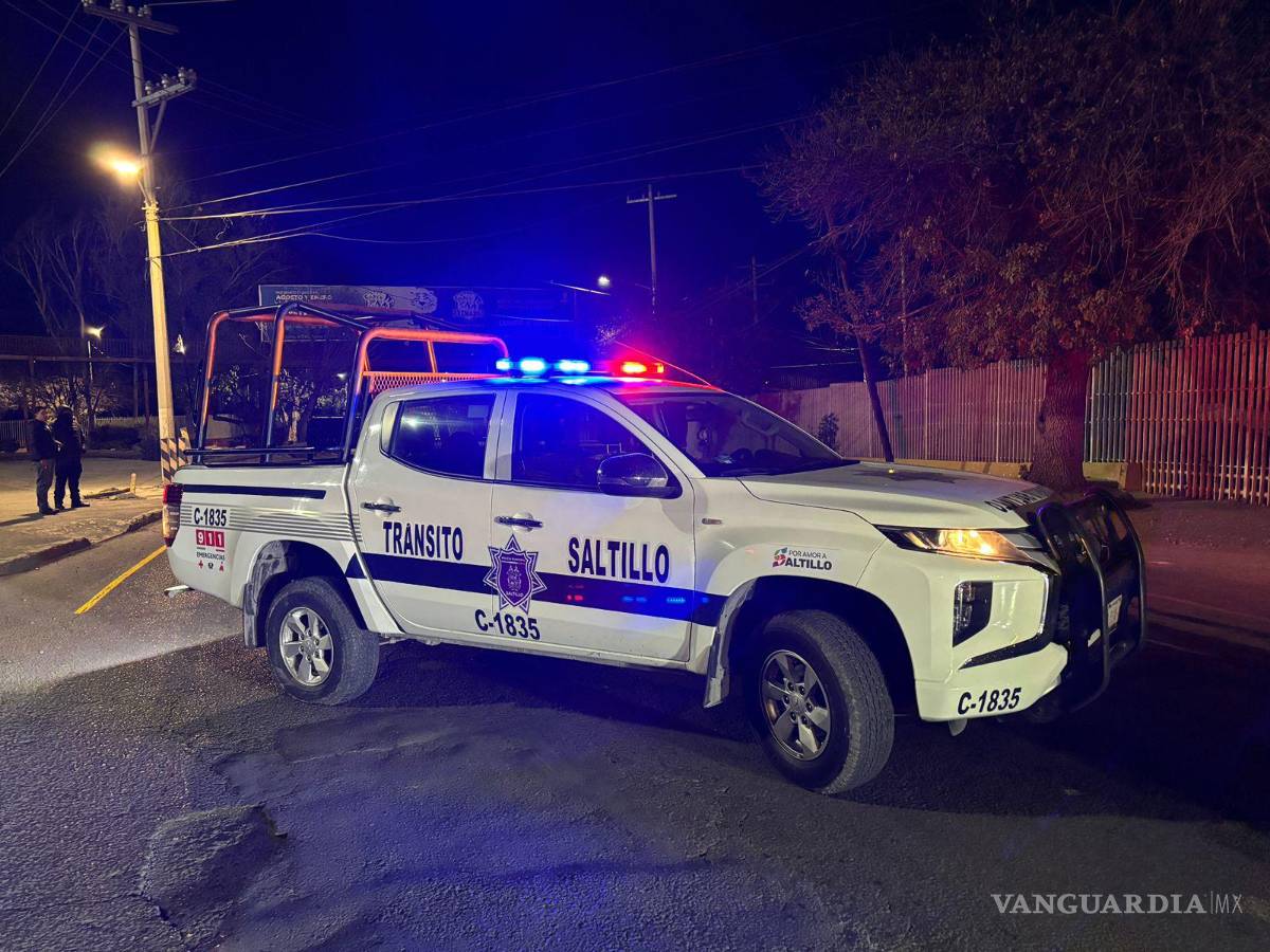 $!El pavimento mojado y el exceso de velocidad serían las causas del accidente que dañó infraestructura pública en Saltillo.