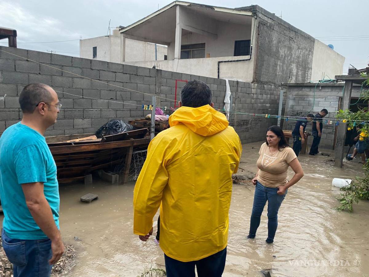 $!Elementos de la Comisaría de Seguridad acudieron a domicilios en la colonia Omega para brindar asistencia a los vecinos.