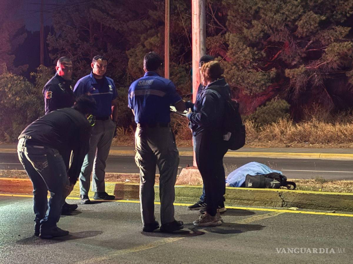 $!Autoridades municipales y estatales acordonaron la zona del accidente mientras peritos de la Fiscalía realizaban las diligencias correspondientes.