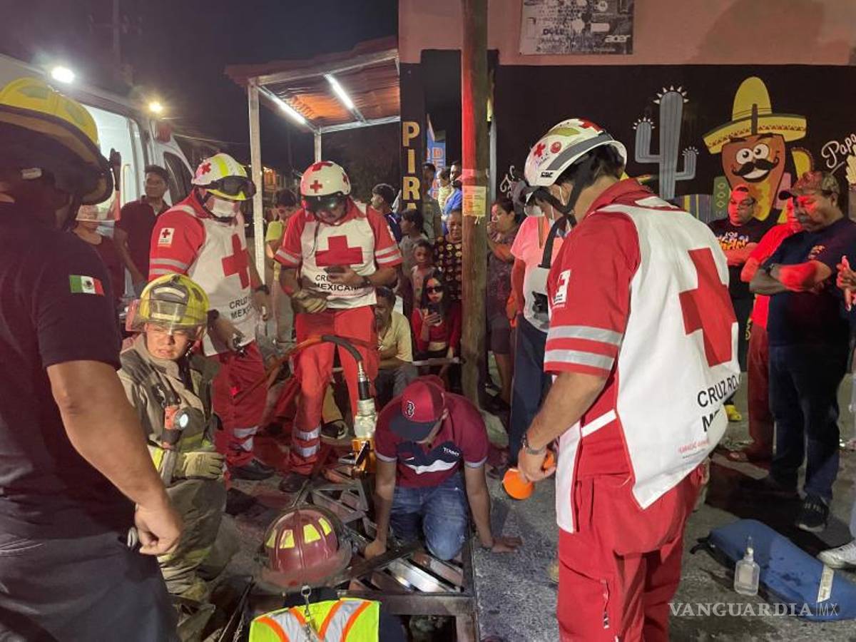 $!El joven Jorge recibió aliento y apoyo de los paramédicos de Cruz Roja mientras se coordinaba el esfuerzo de rescate.