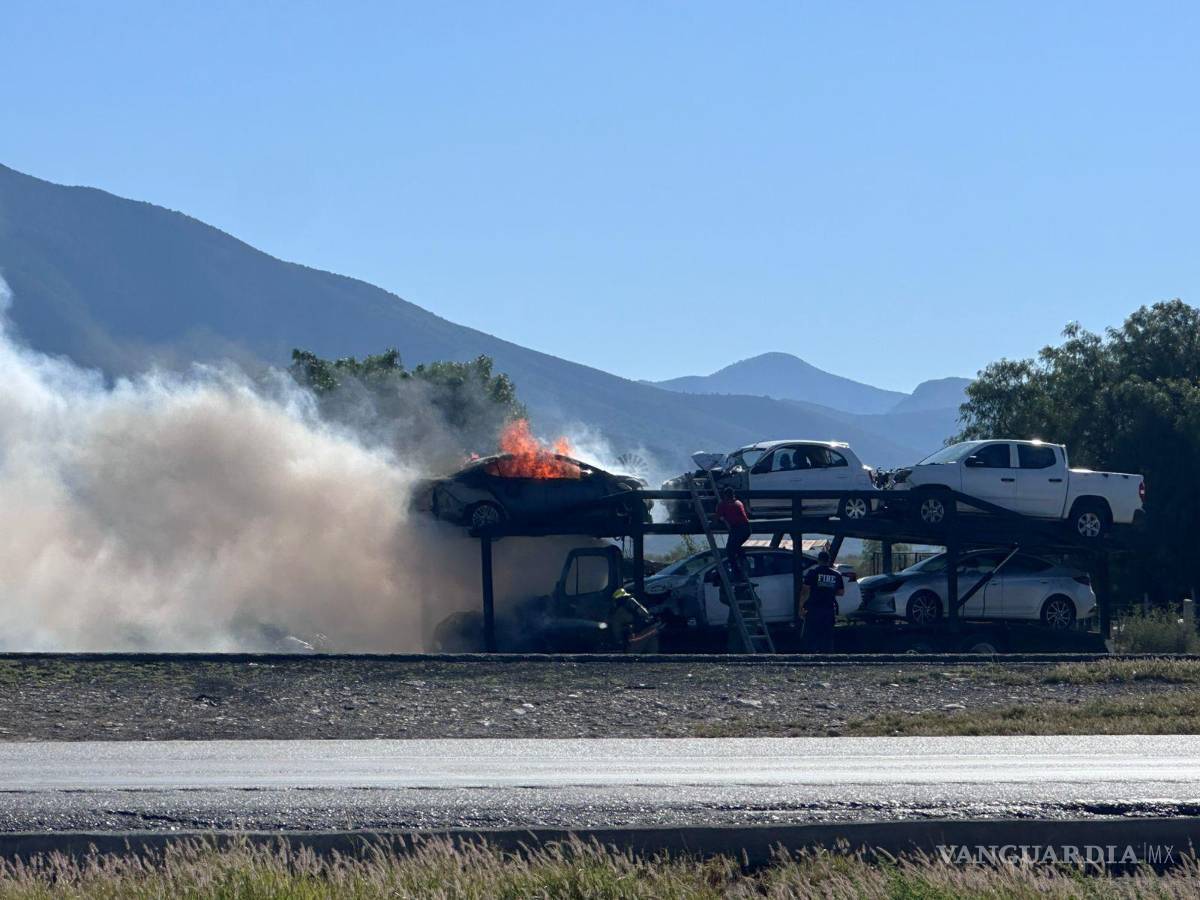 $!Elementos de Capufe y personal de emergencia abanderaron la circulación en el kilómetro 5+600 para prevenir otro accidente mientras se controlaba el incendio.