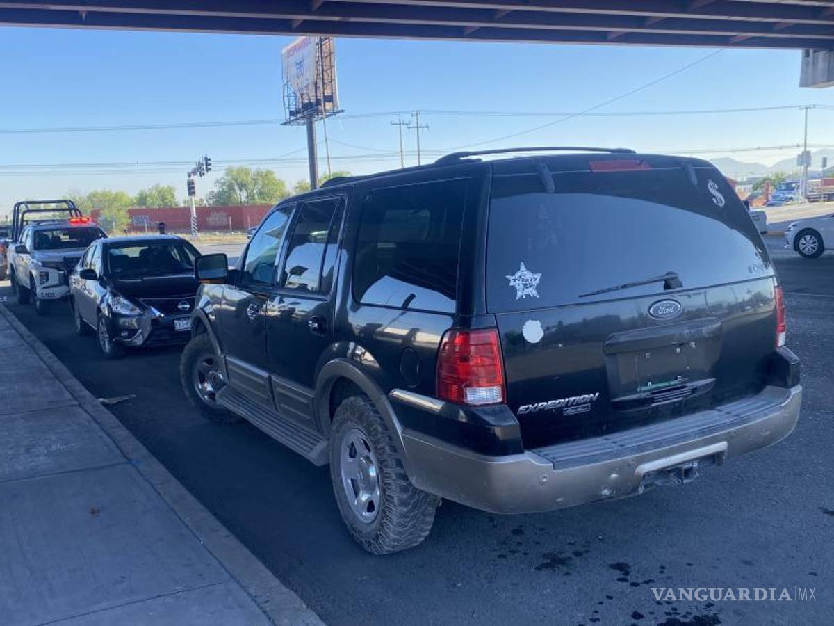 $!Cuatro vehículos quedaron dañados tras el choque en cadena sobre bulevar Fundadores, en Saltillo.