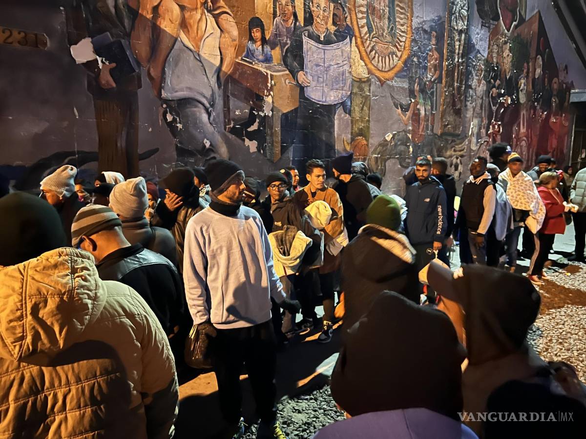 $!Decenas de inmigrantes llegan al albergue de la Iglesia del Sagrado Corazón para pedir por ayudas en El Paso, Texas.