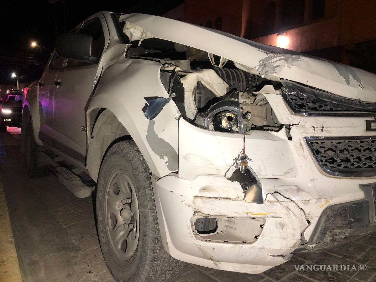 $!La camioneta Chevrolet, responsable del percance, presentó daños en la parte frontal tras no respetar la señal de alto.