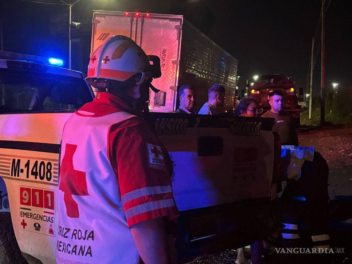 $!Paramédicos atendieron en el lugar a los tripulantes del sedán, quienes resultaron sin lesiones graves; el sitio fue resguardado por Transporte Municipal.