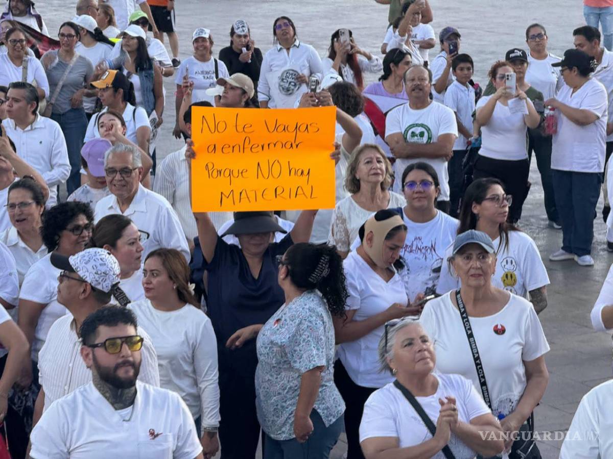 $!Entre las pancartas destacó una que advertía: “No te vayas a enfermar porque no hay material”, en referencia al desabasto de insumos en las unidades médicas.