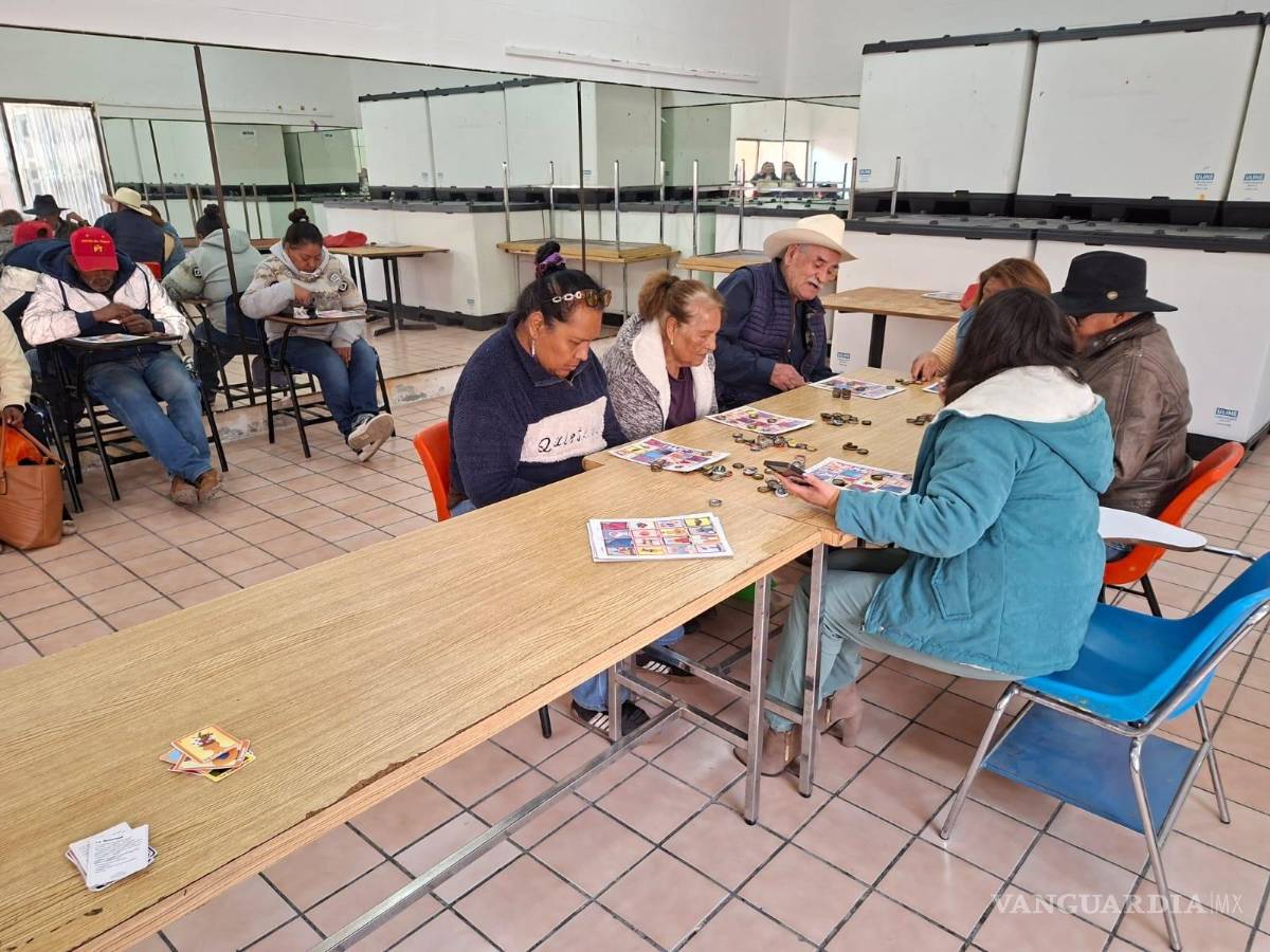 $!A través de dinámicas lúdicas como la lotería, las y los asistentes reflexionan sobre emociones y salud mental en un entorno de convivencia y aprendizaje.