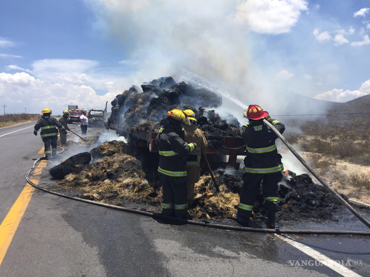 $!Se incendia trailer en la carretera a Monclova