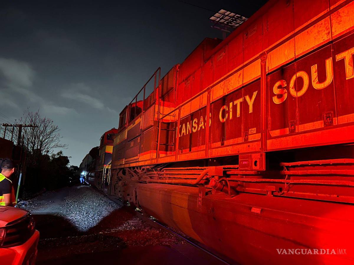 $!Testigos solicitaron ayuda tras presenciar el impactante accidente en las vías del tren.