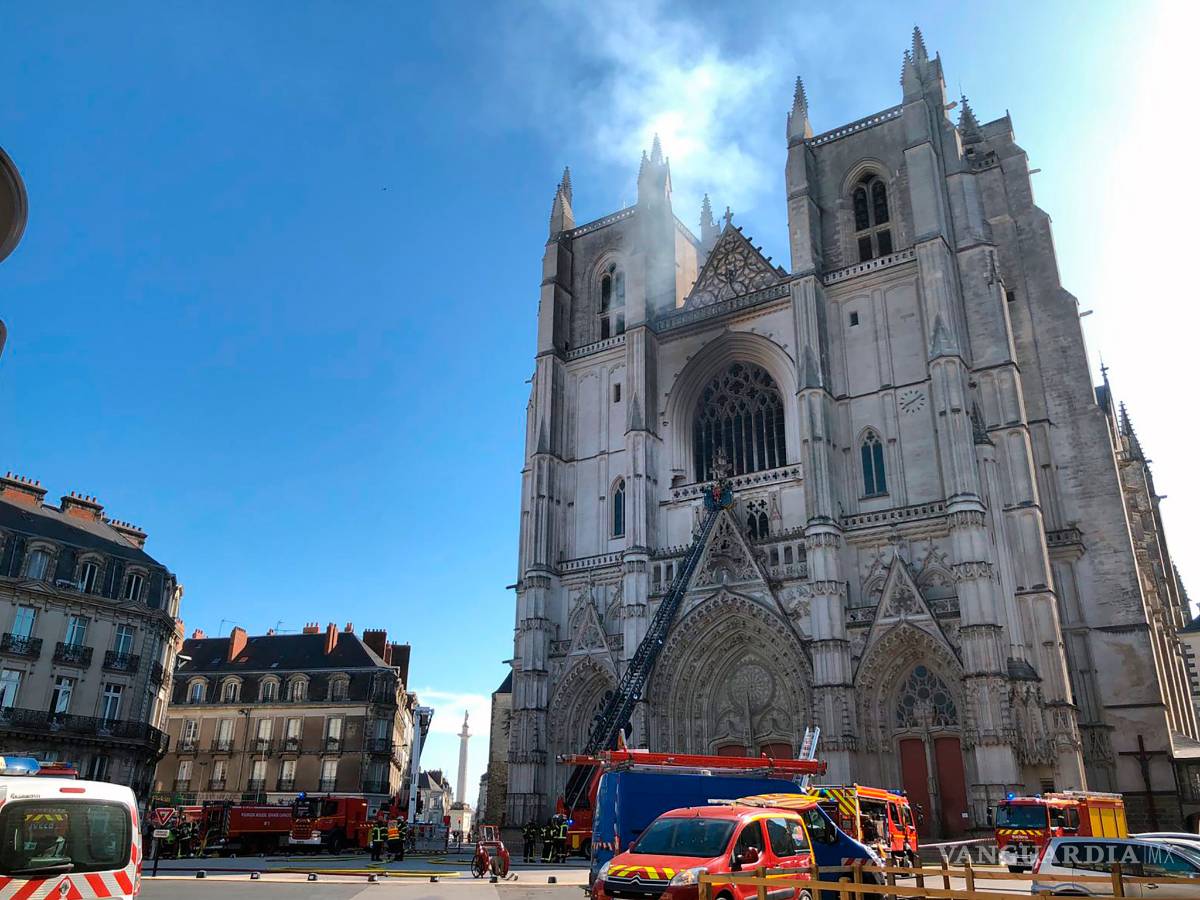 $!Primero la Catedral de Notre Dame, ahora un incendio en la catedral de San Pedro y San Pablo de Nantes destruye famoso órgano