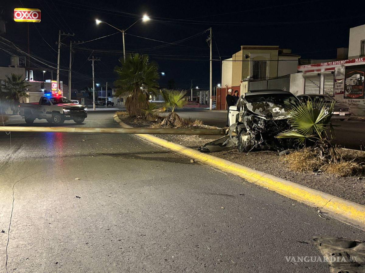 $!Elementos de Tránsito Municipal inspeccionaron la zona antes de ordenar el remolque del automóvil.