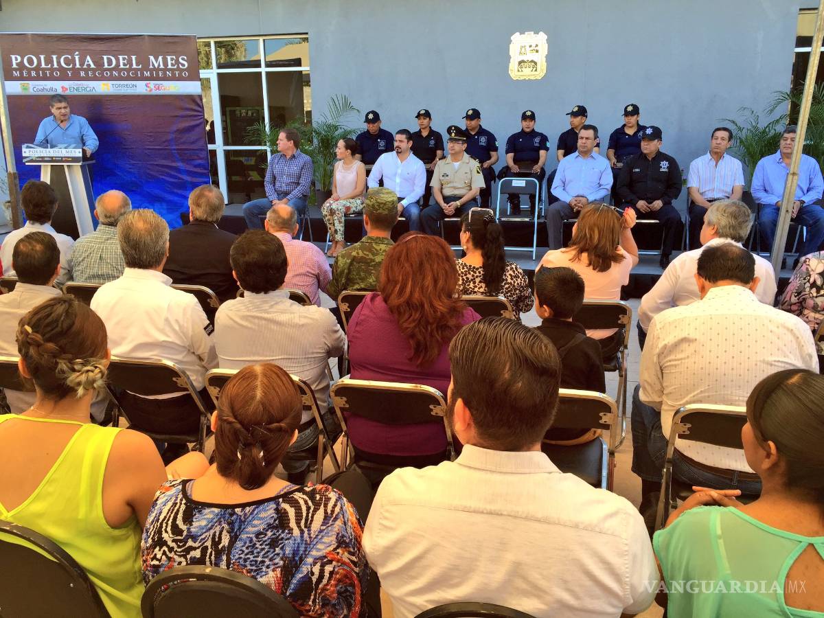 $!Alcalde de Torreón entrega reconocimientos al “policía del mes”