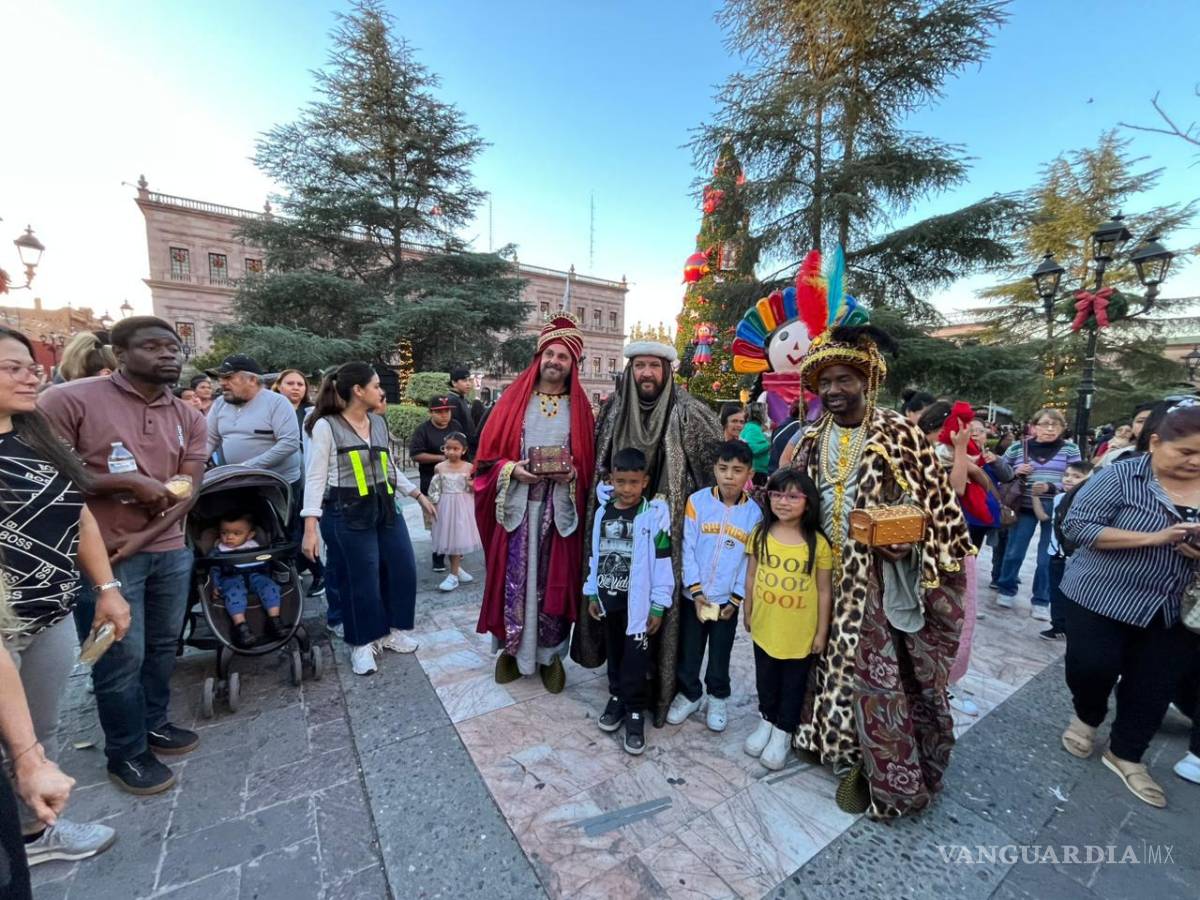 $!La presencia de los Reyes Magos atrajo a los pequeñines, “para la foto”.