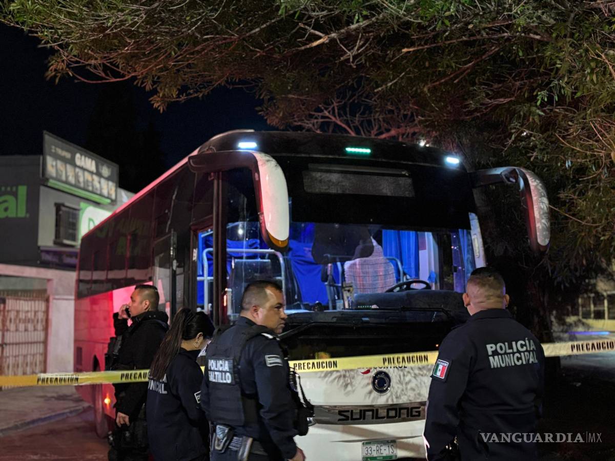 $!Elementos de la Policía Municipal acordonaron la zona en la colonia Urdiñola a la espera de los servicios periciales.