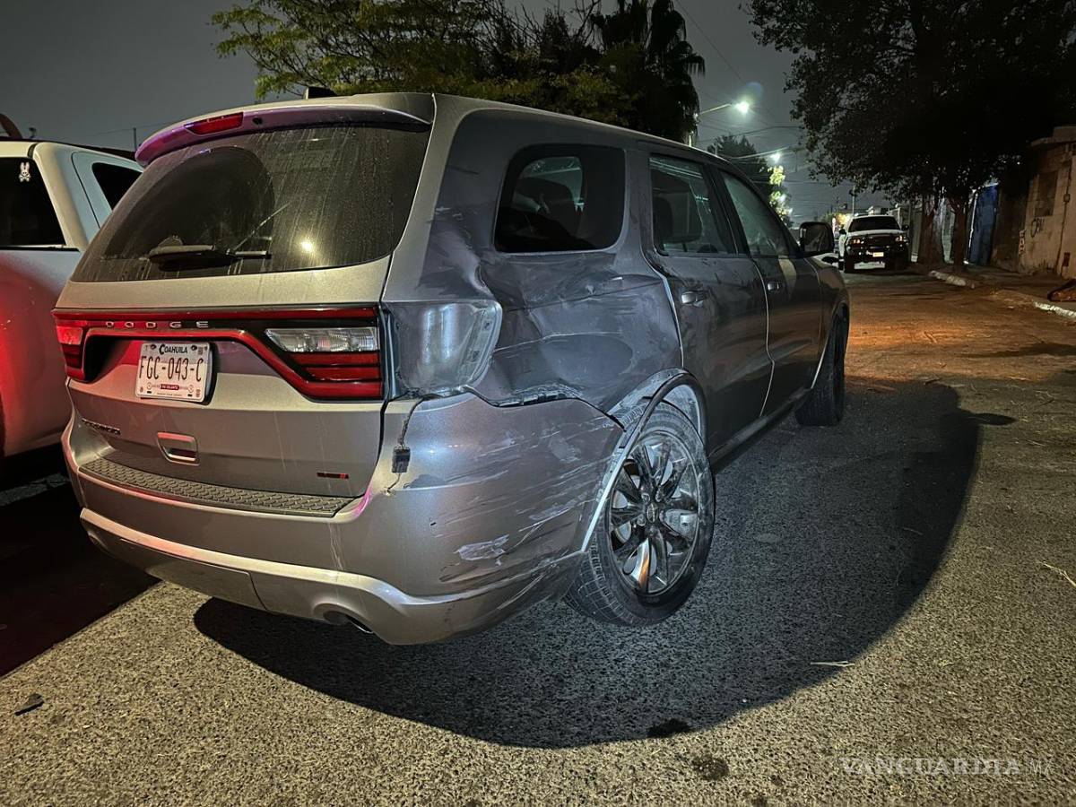 $!En la camioneta Dodge se podía ver claramente las huellas del impacto sobre la moto.