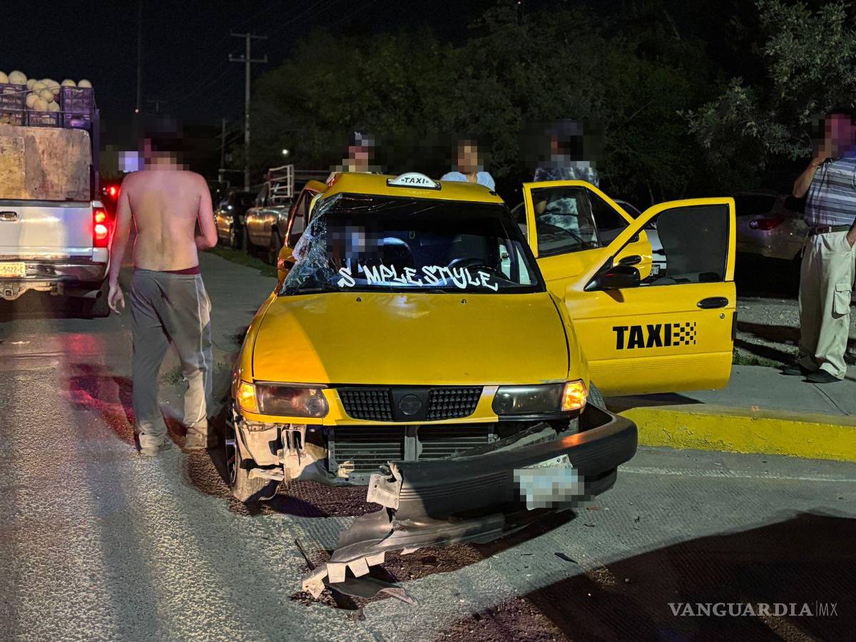 $!El taxi terminó sobre la banqueta tras ser impactado por la camioneta.