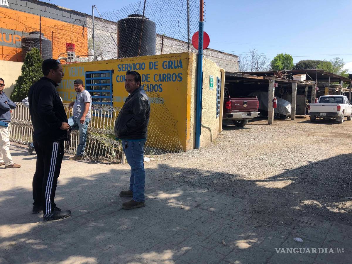 $!Lo engañan para robarle dinero en estacionamiento de banco en Ramos Arizpe