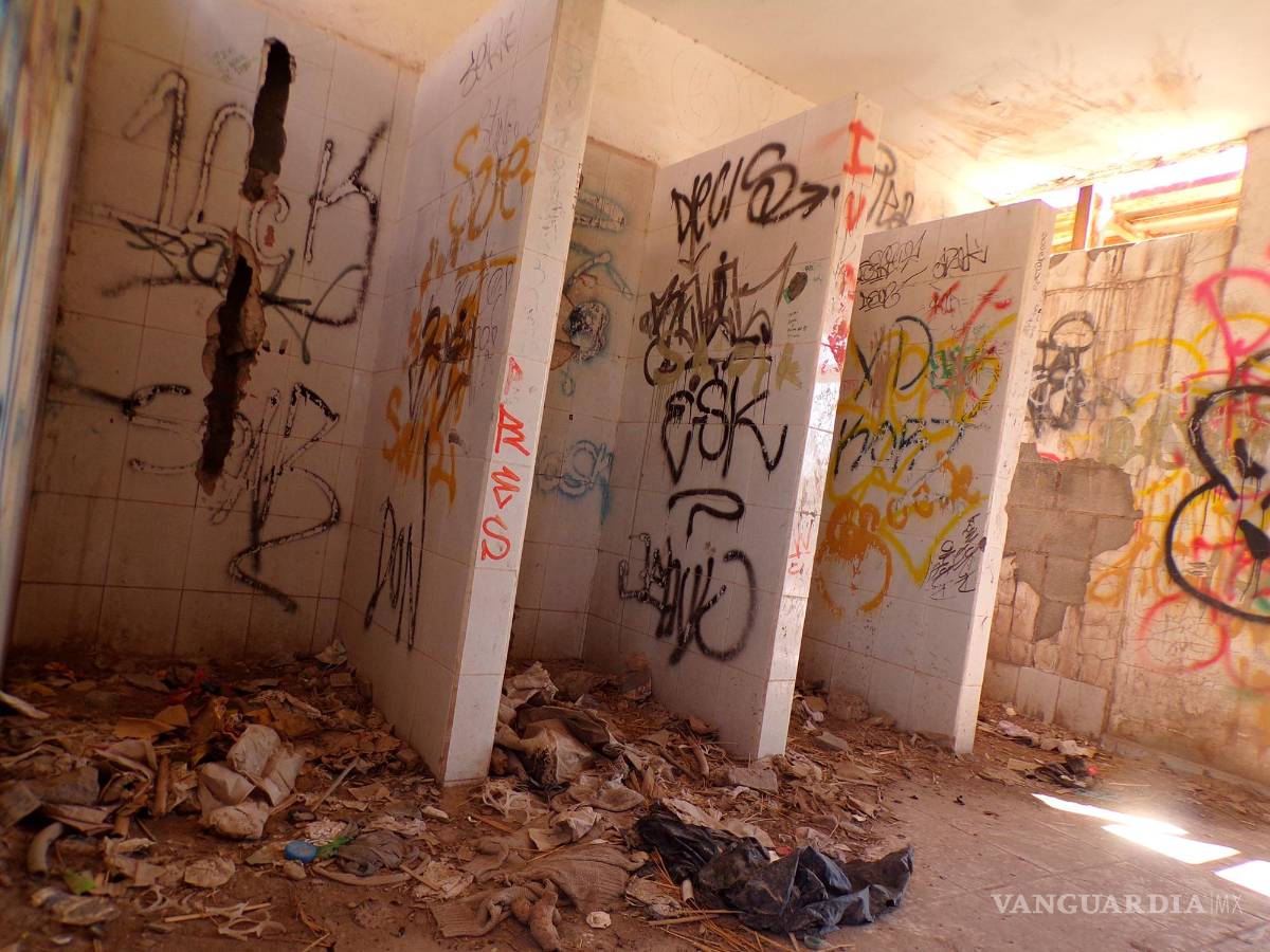 $!Ni el silbatazo. La unidad duró hasta la llegada de la siguiente administración. Actualmente cuenta con postes sin lámparas, vestidores pintarrajeados con grafiti, sin puertas, ventanas ni duchas.