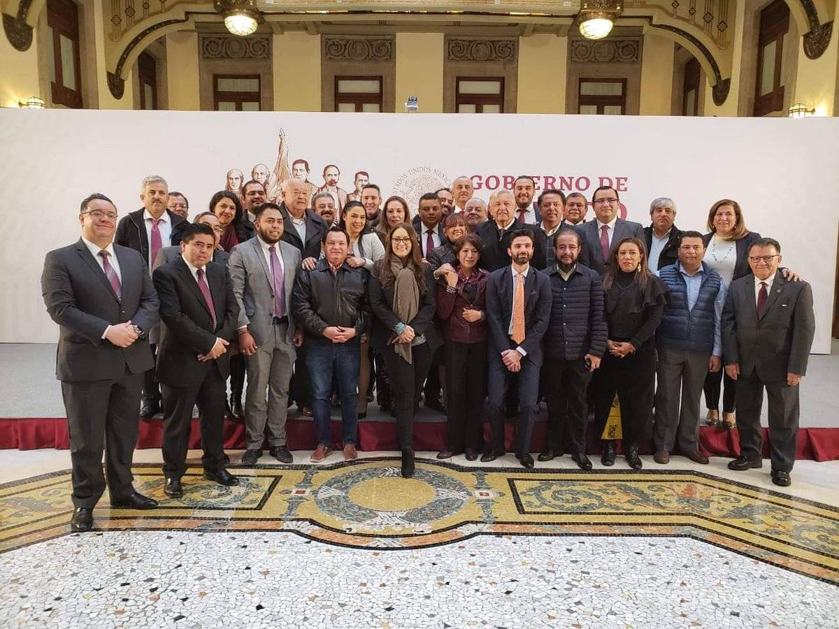 $!AMLO pide a 'superdelegados' que dejen el escritorio y recorran sus estados