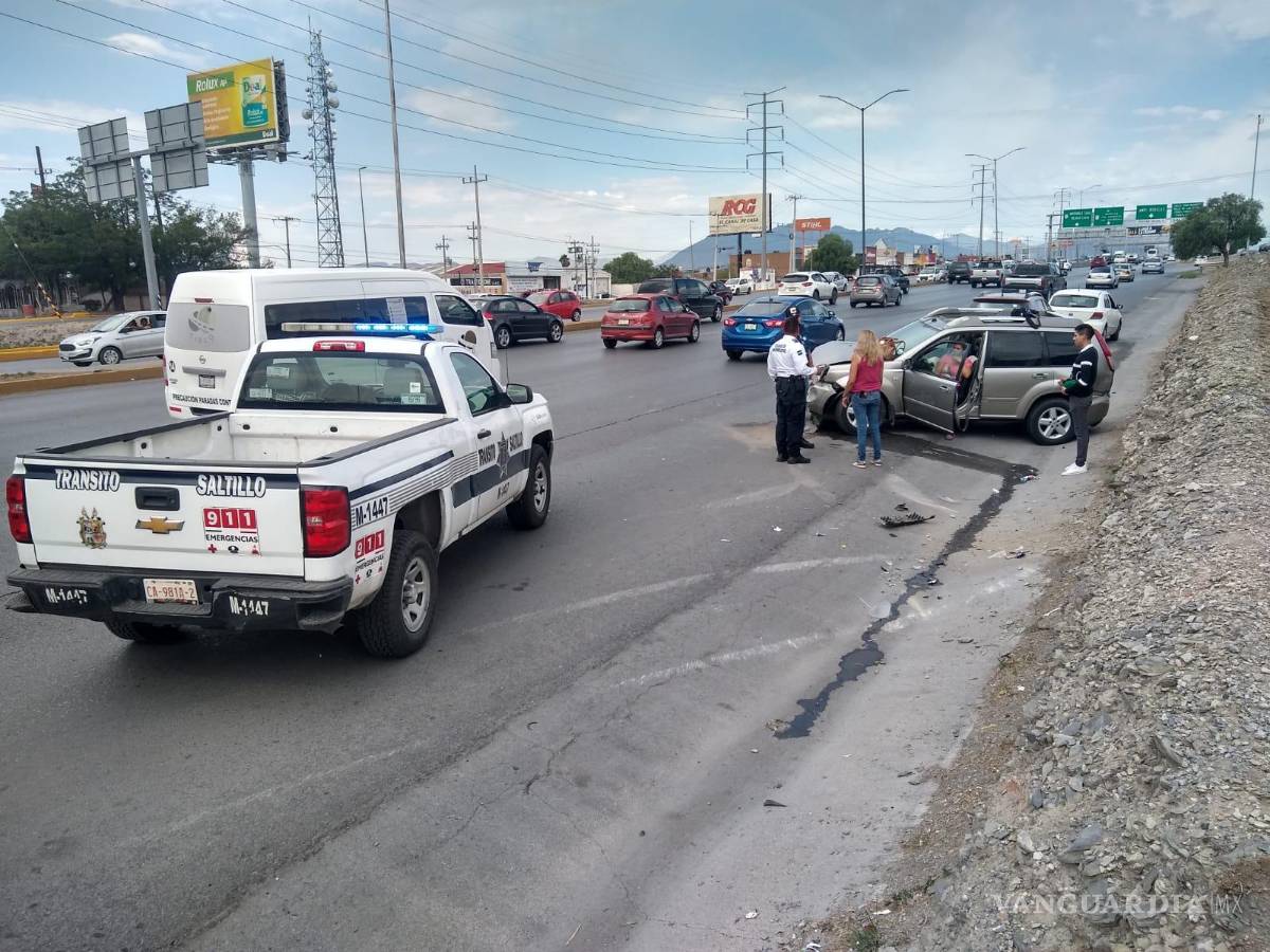 $!Según huellas que se apreciaron en el pavimento no existe derrape o freno, pues la camioneta se salió del camino y se fue directo al talúd.
