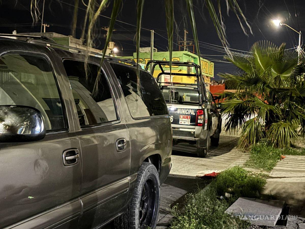 $!Elementos de la Policía Municipal llegaron al domicilio en la colonia Loma Linda para tomar conocimiento del caso.