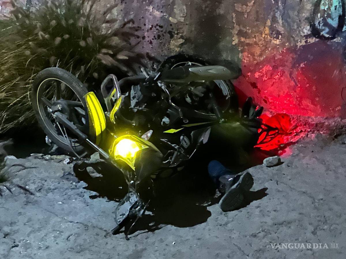 $!El hombre quedó abajo de su moto.