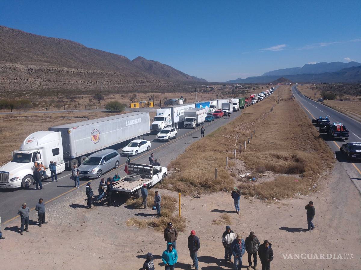 $!Caos por 6 horas en autopista de Coahuila; 200 campesinos bloquean vías para exigir cierre de basurero tóxico