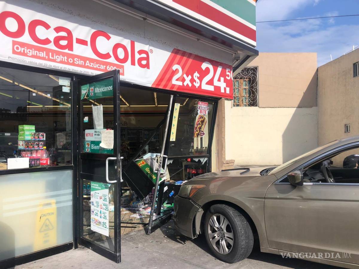 $!Septuagenario se impacta contra tienda en la zona centro de Saltillo