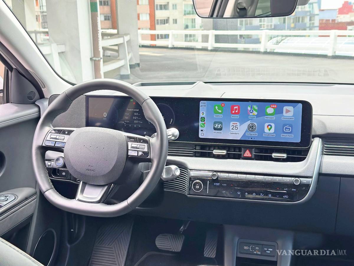 $!El interior del Ioniq 5 combina minimalismo, tecnología y confort, con materiales sostenibles y una pantalla panorámica que domina el tablero.