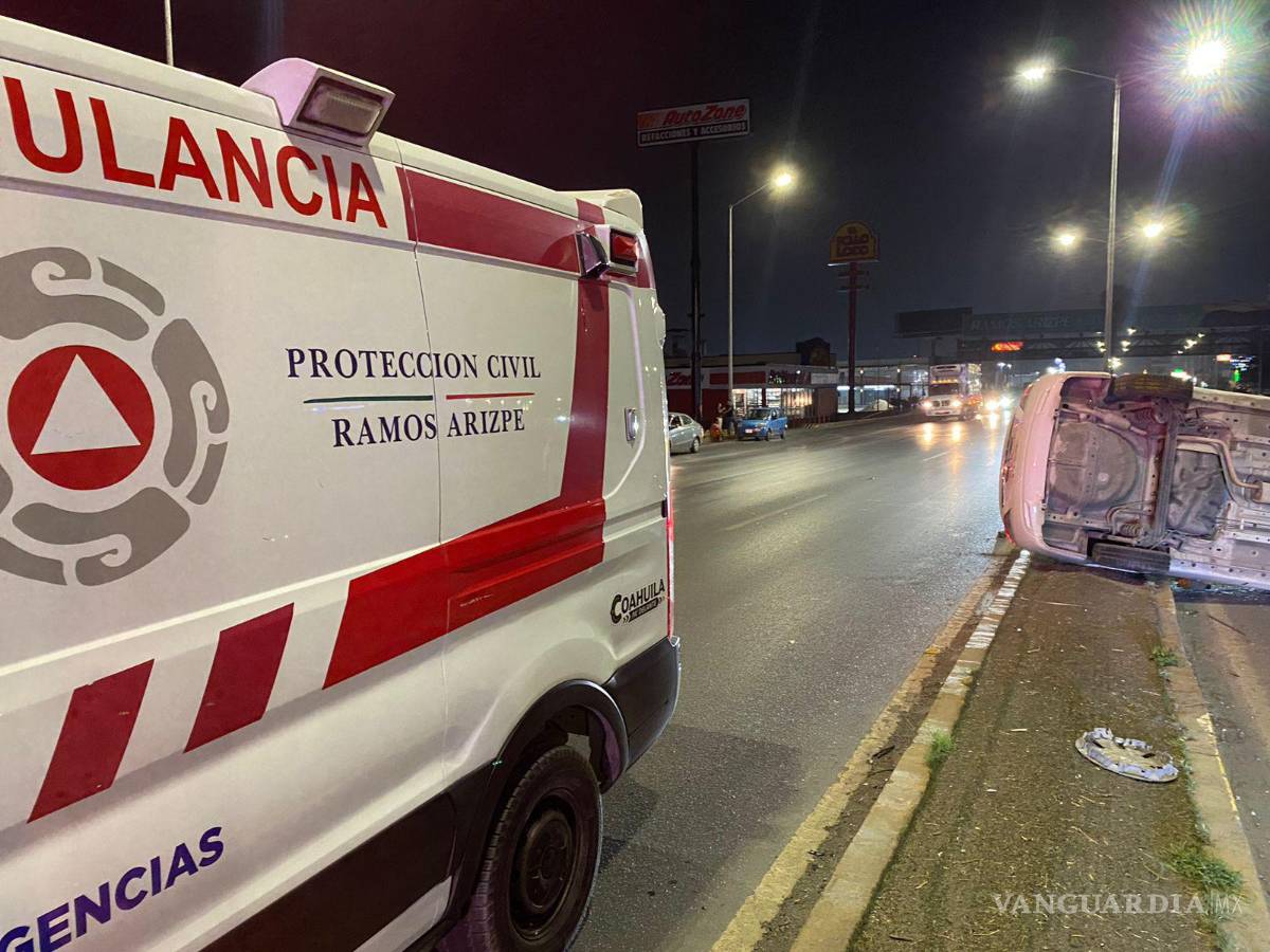 $!Cuerpos de auxilio confirmaron que el conductor del vehículo no presentó lesiones, pese a la aparatosa volcadura registrada en una de las principales vialidades de Ramos Arizpe.