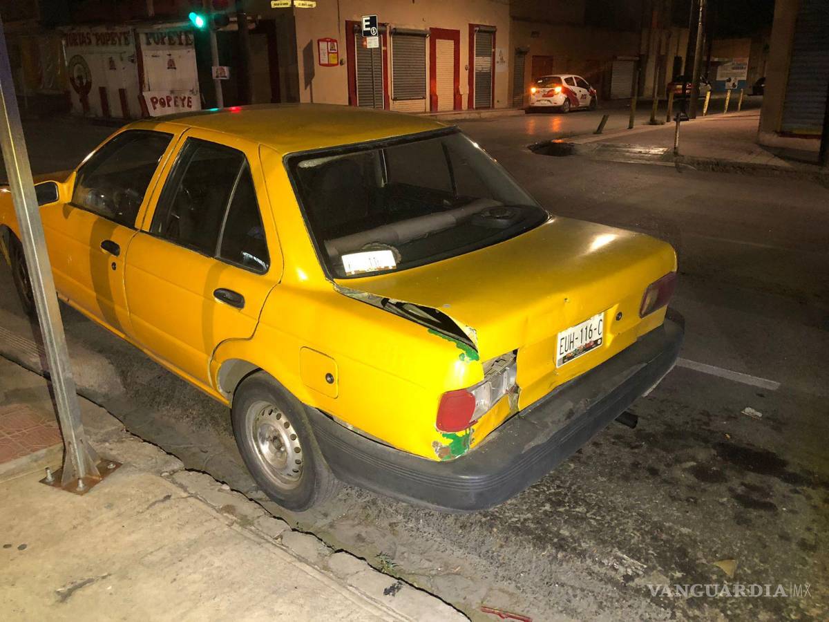 $!Un taxi también fue afectado.