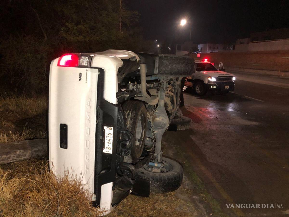 $!La Tacoma terminó volcada durante el percance.