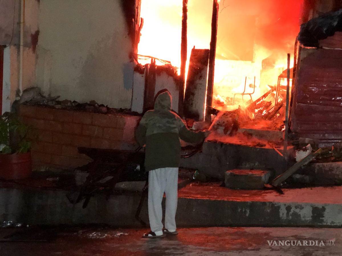 $!Las llamas se fueron mitigando poco a poco gracias a los vecinos, pero aun así se requirió ayuda de los bomberos para extinguir el fuego por completo.