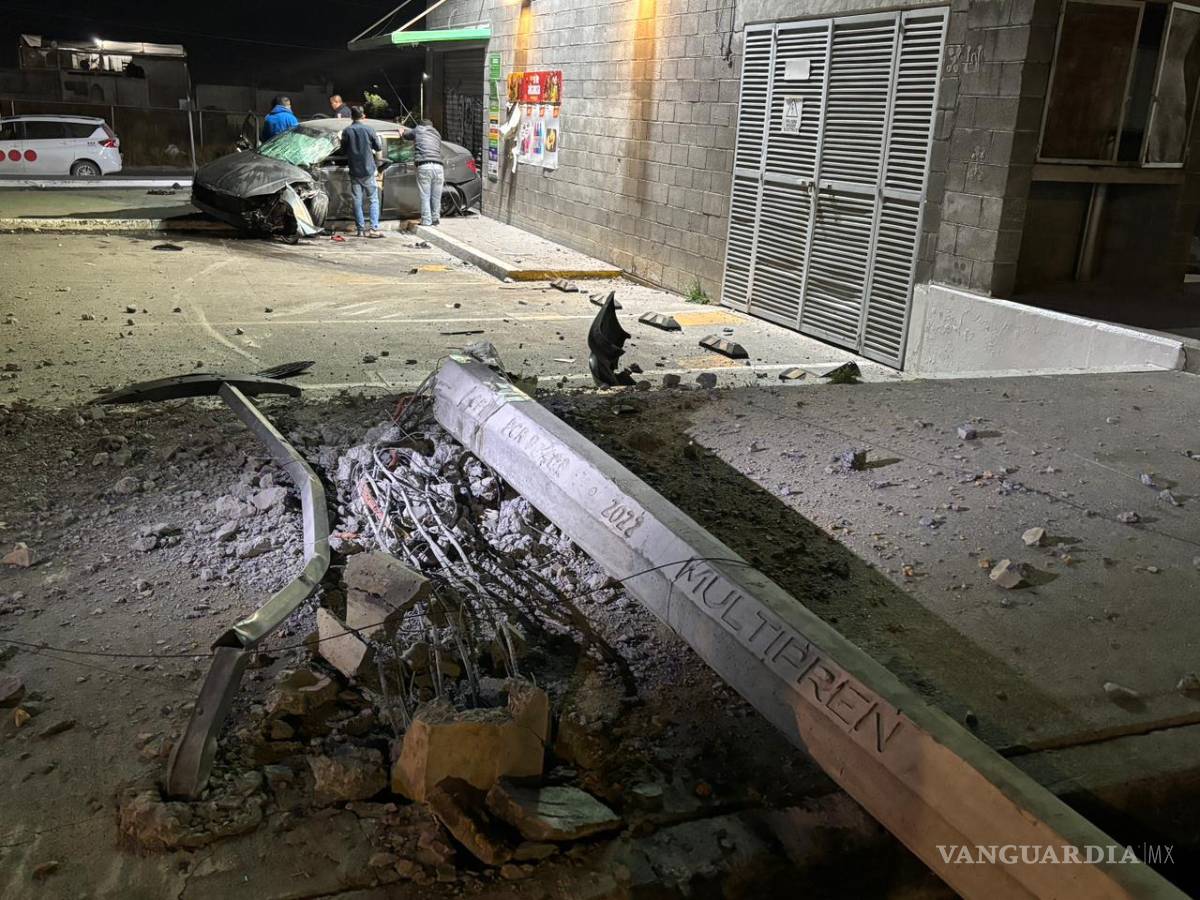 $!El poste fue derribado por la fuerza del impacto ocurrido en la colonia Nuevo Teresitas.