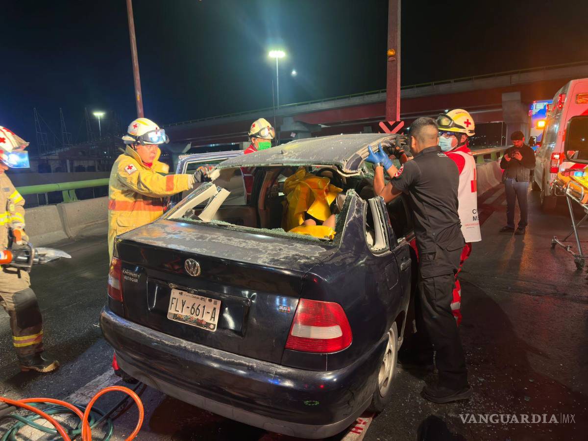 $!Los socorristas, con ayuda de equipo hidráulico, lograron cortar la capota, además de las puertas delanteras, para poder sustraer al conductor.
