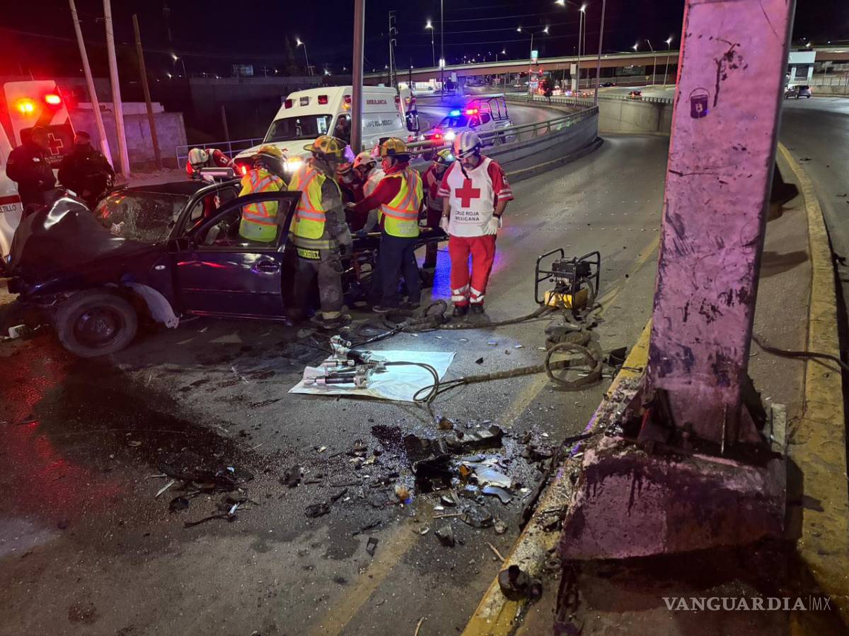 $!Bomberos utilizan las quijadas de la vida para extraer a la conductora y a dos acompañantes atrapados entre los asientos.