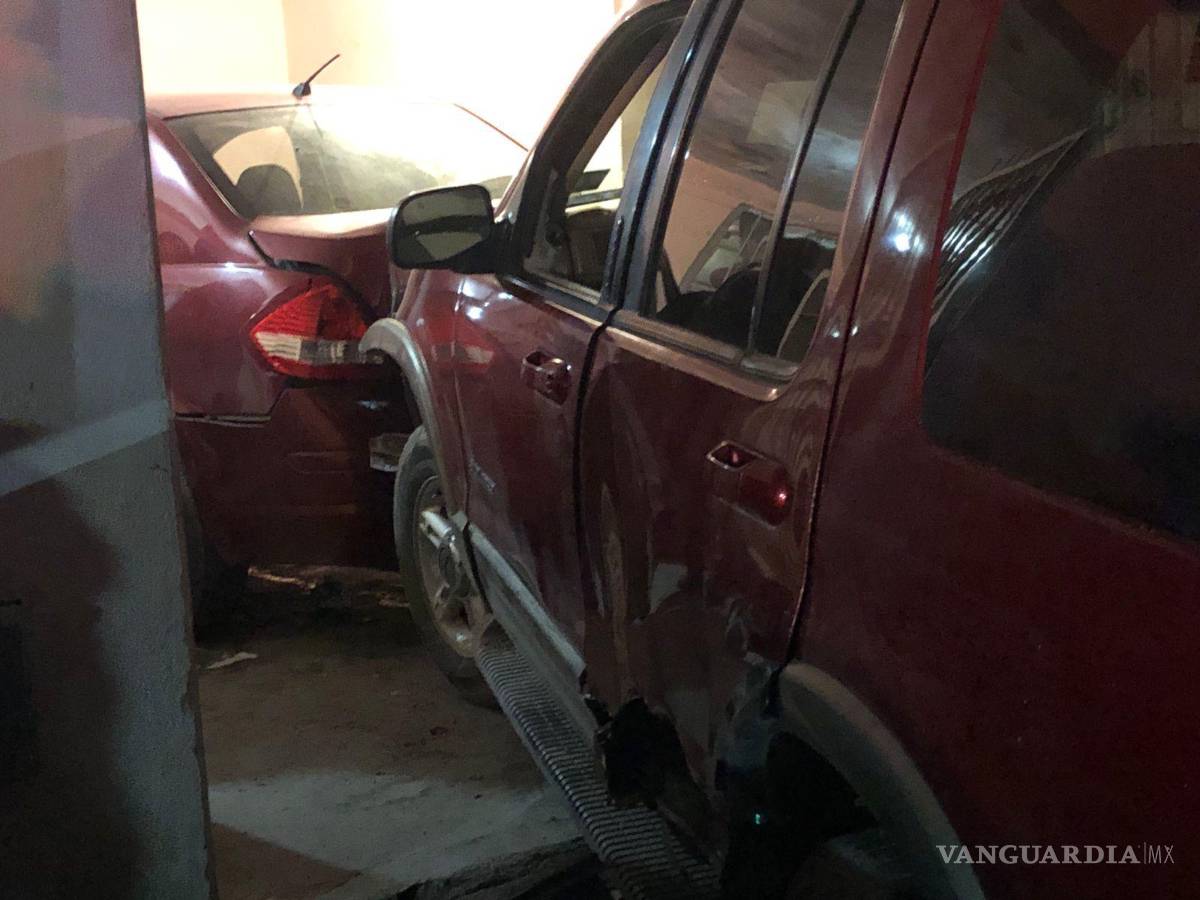 $!Hasta el auto dentro de la cochera terminó dañado.