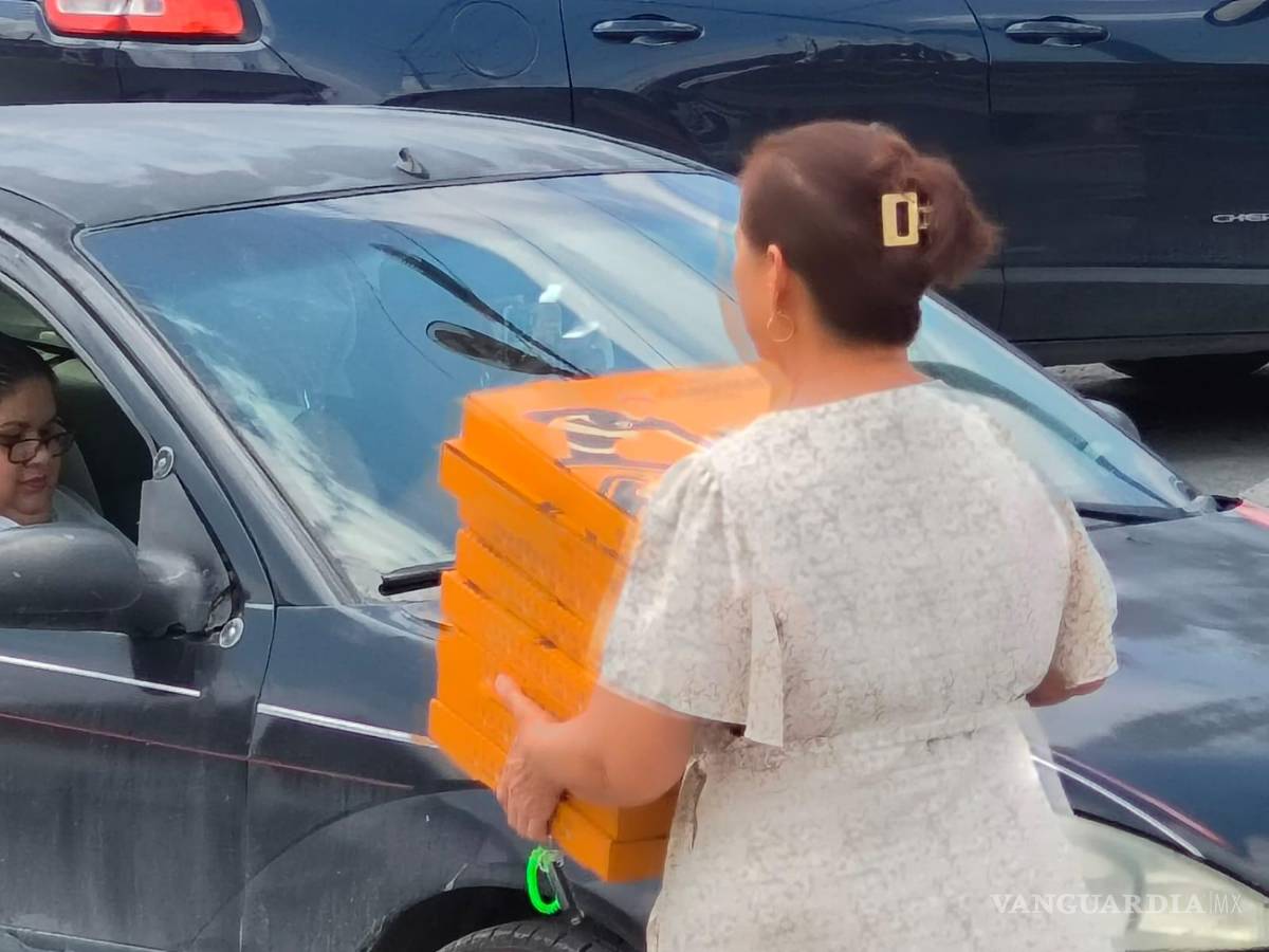 $!Clientes salieron con cajas apiladas tras aprovechar la promoción viral que ofrecía una pizza por 10 pesos.