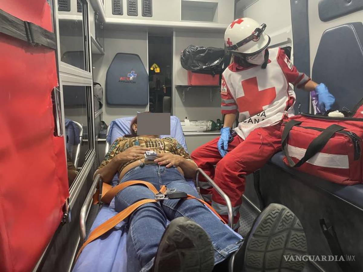 $!Una mujer resultó lesionada en un accidente automovilístico que se registró la noche de este lunes.