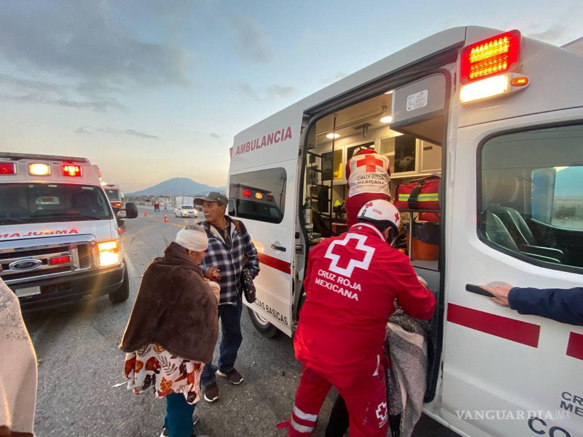 $!Autoridades que ya se encuentran en el lugar rescatando a los pasajeros.