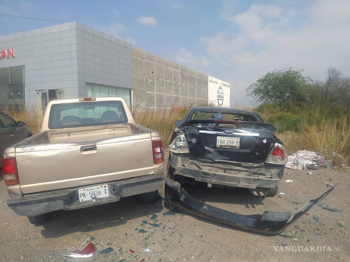 $!Tres vehiculos estacionados sufrieron daños.