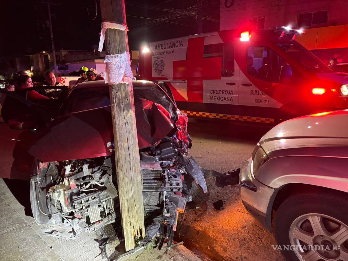 $!Elementos de Tránsito Municipal realizaron el aseguramiento del área donde se registró el fuerte percance vehicular en la colonia Bellavista, tras una persecución policial que terminó en múltiples colisiones entre varias unidades.