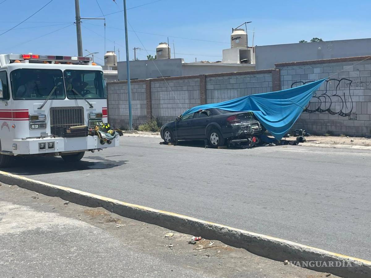 $!Los jóvenes quedaron atrapados bajo el vehículo, por lo que se solicitó ayuda inmediata al 911.